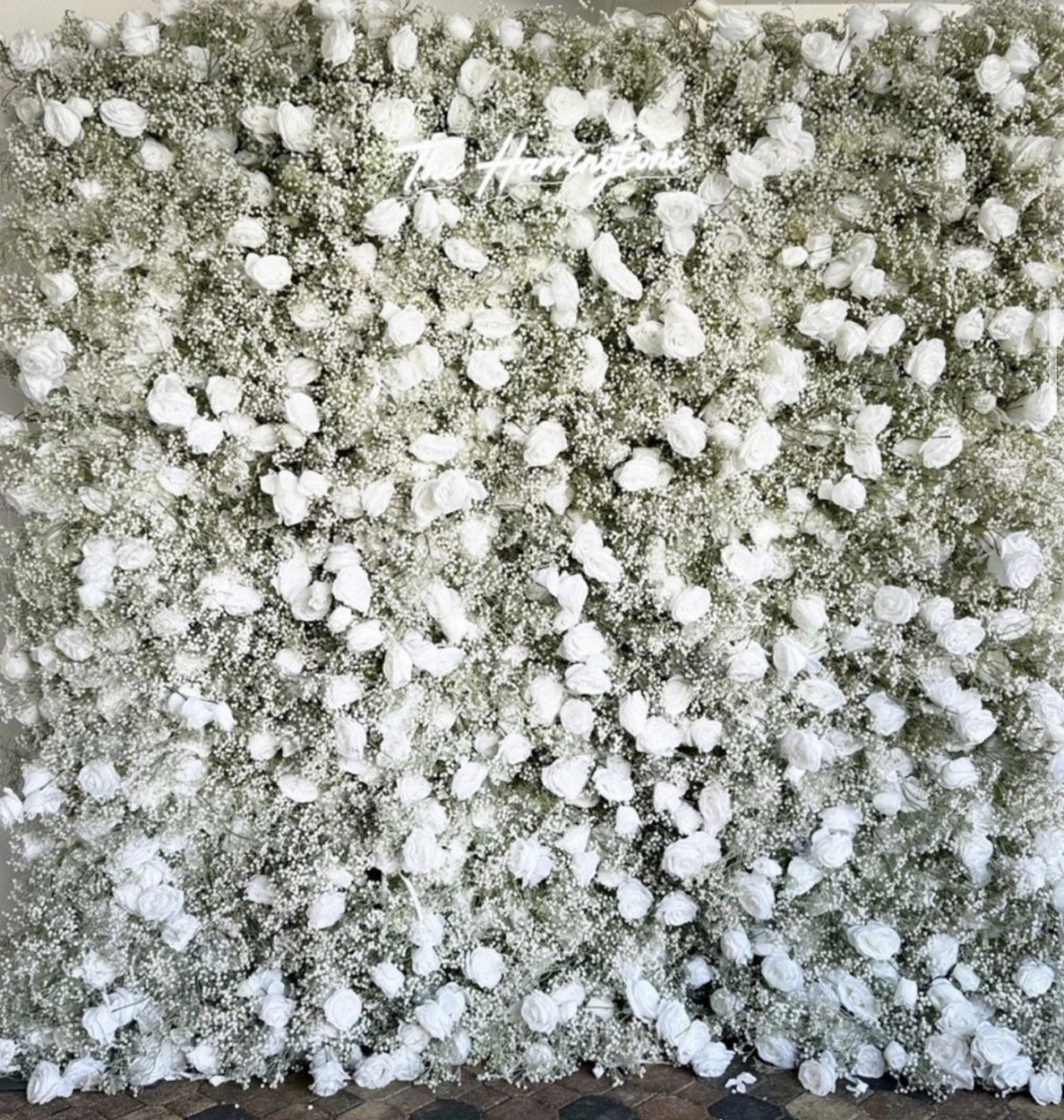 The Heavenly flower wall: white blooms on a soft grey base